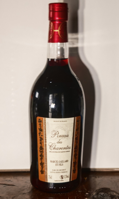 bouteille de pineau des Charente rouge